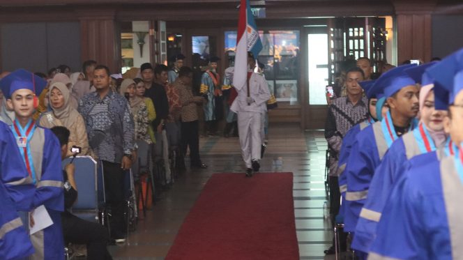 Ketika Bapak-Bapak Bicara, Wisuda UNM Bukan Cuma Soal Anak, tapi Juga Kebanggaan Orang Tua!