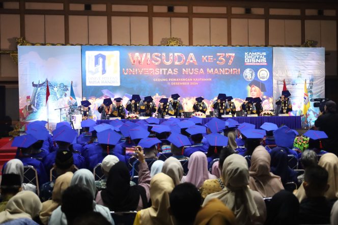 Wisuda Ke-37 UNM: Palu, Kuncir, dan Toga Terbang, Semua Ada di Pewayangan!