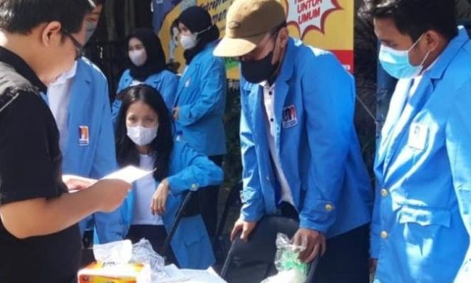 Mahasiswa Universitas Nusa Mandiri Kampus Jatiwaringin Bagikan Takjil untuk Masyarakat